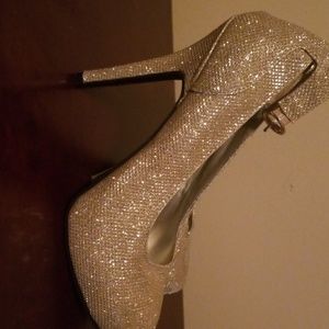 Gold glitter pump